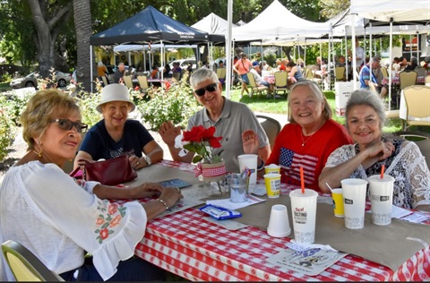 seniors-having-lunch